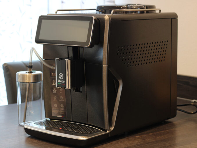 Saeco Xelsis Suprema SM8889/00 Kaffeevollautomat Gesamtansicht auf Küchenzeile
