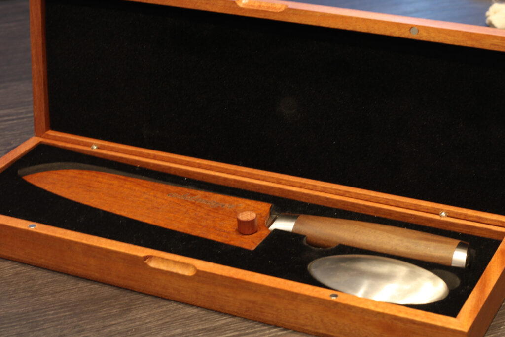 adelmayer Damastmesser Santokumesser 17,5 cm Messer in Holzscheide in geöffneter Transportbox