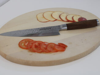 adelmayer Damastmesser Küchenmesser 20 cm 2077 Gesamtansicht mit geschnittenem Apfel und geschnittenen Tomaten auf Brett