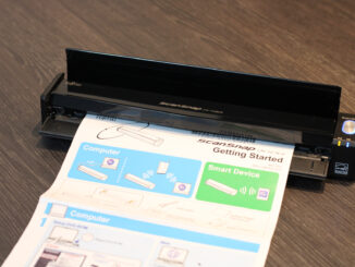 Fujitsu ScanSnap iX100 Titelbild Scanner mit eingezogenem Papier