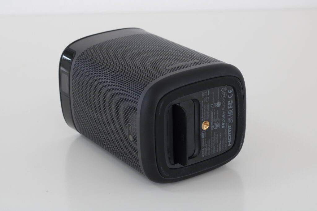 XGIMI MoGo Pro+ Mini-Beamer Ansicht Unterseite mit ausklappbarem Standfuß und Antirutschring