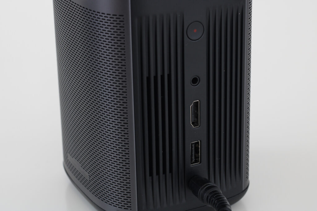 XGIMI MoGo Pro+ Mini-Beamer Nahansicht Rückseite mit Anschlüssen und Power-Taste