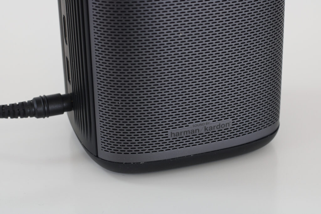 XGIMI MoGo Pro+ Nahansicht Seite mit Harman Kardon-Logo