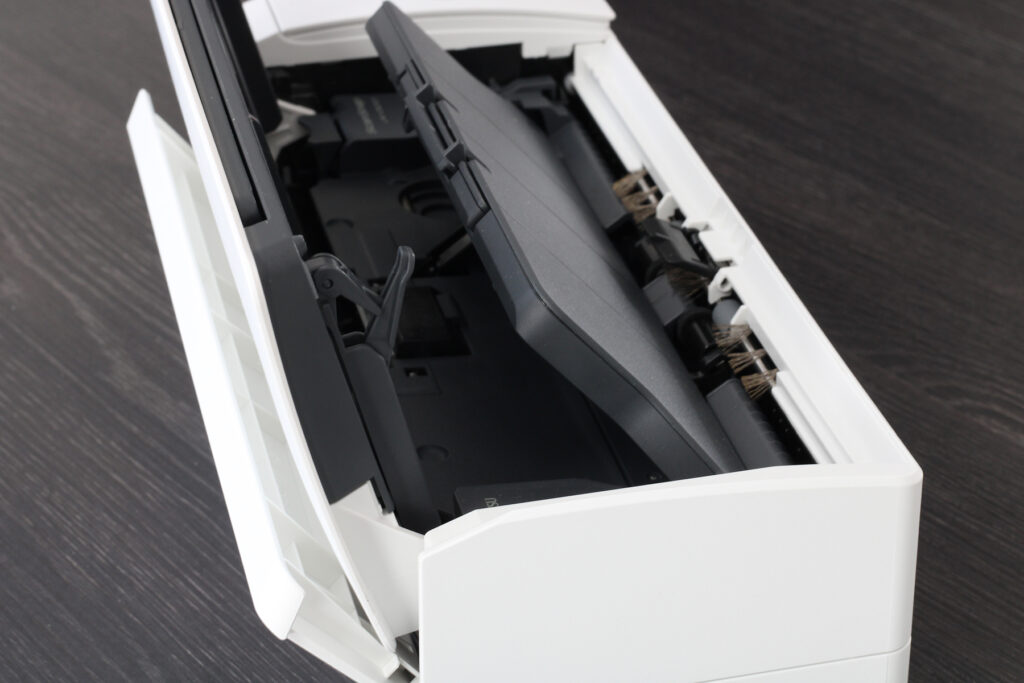 Fujitsu ScanSnap iX1300 Geöffnete Abdeckung und ausgeklappter Papiereinzug 