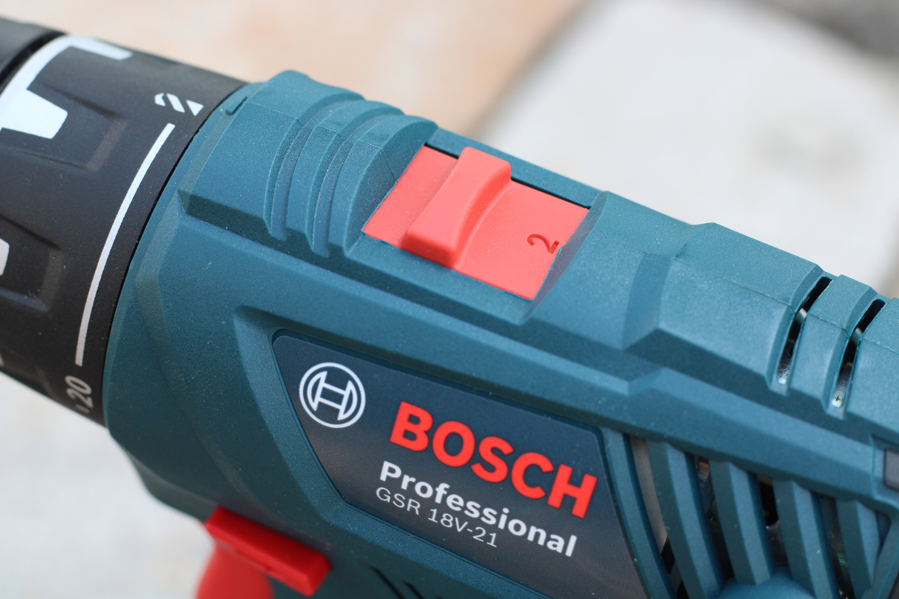 Nahaufnahme der Gangschaltung des Bosch-Akkuschraubers zum Anpassen der Leistung