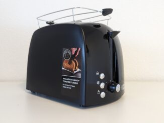 Gesamtansicht des Russell Hobbs Toaster Textueres+ von der Seite. (Foto: Testsieger.de)