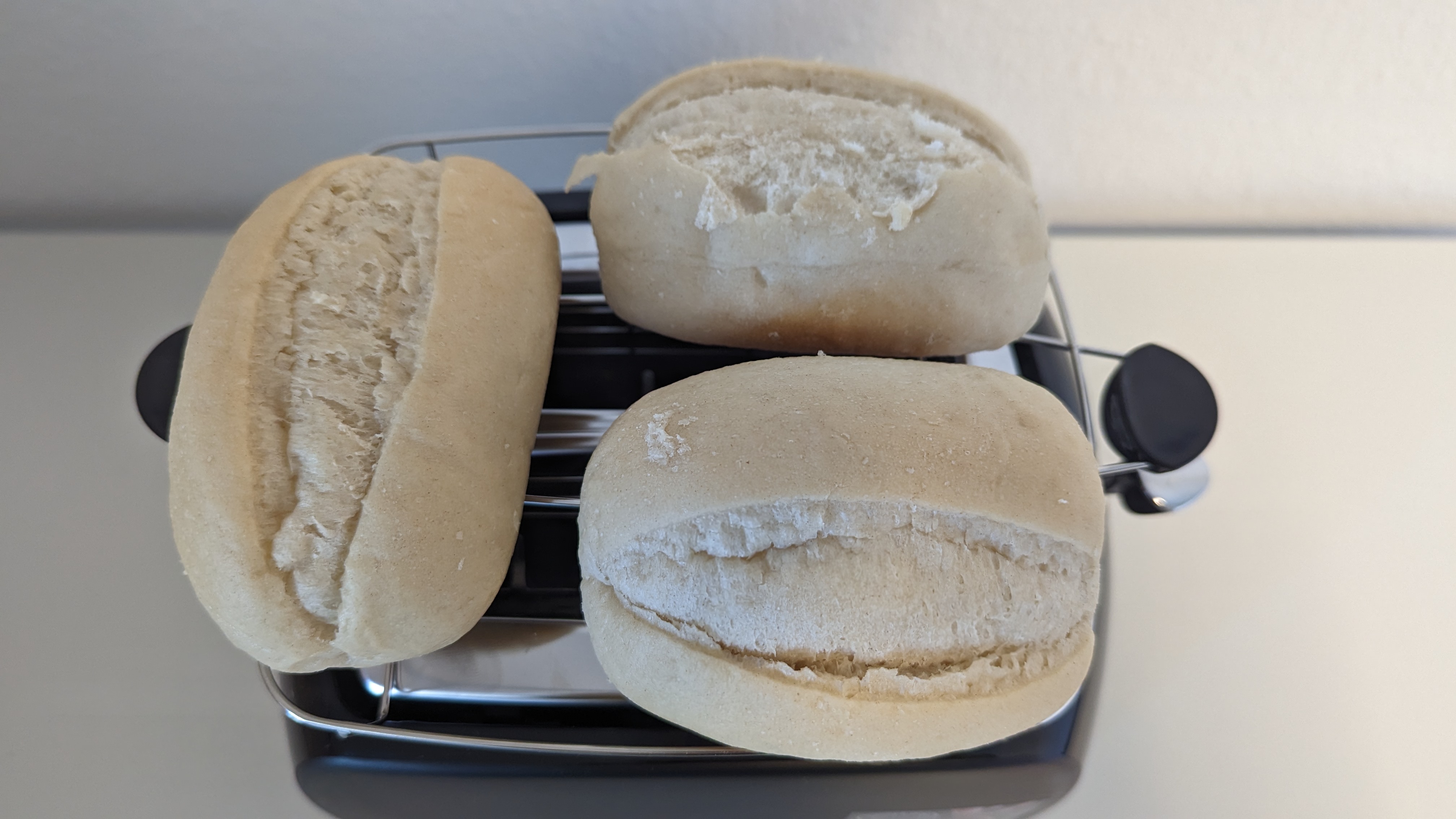 Das Brötchenrost des Russell Hobbs Toaster Textures+ in der Draufsicht. (Foto: Testsieger.de)