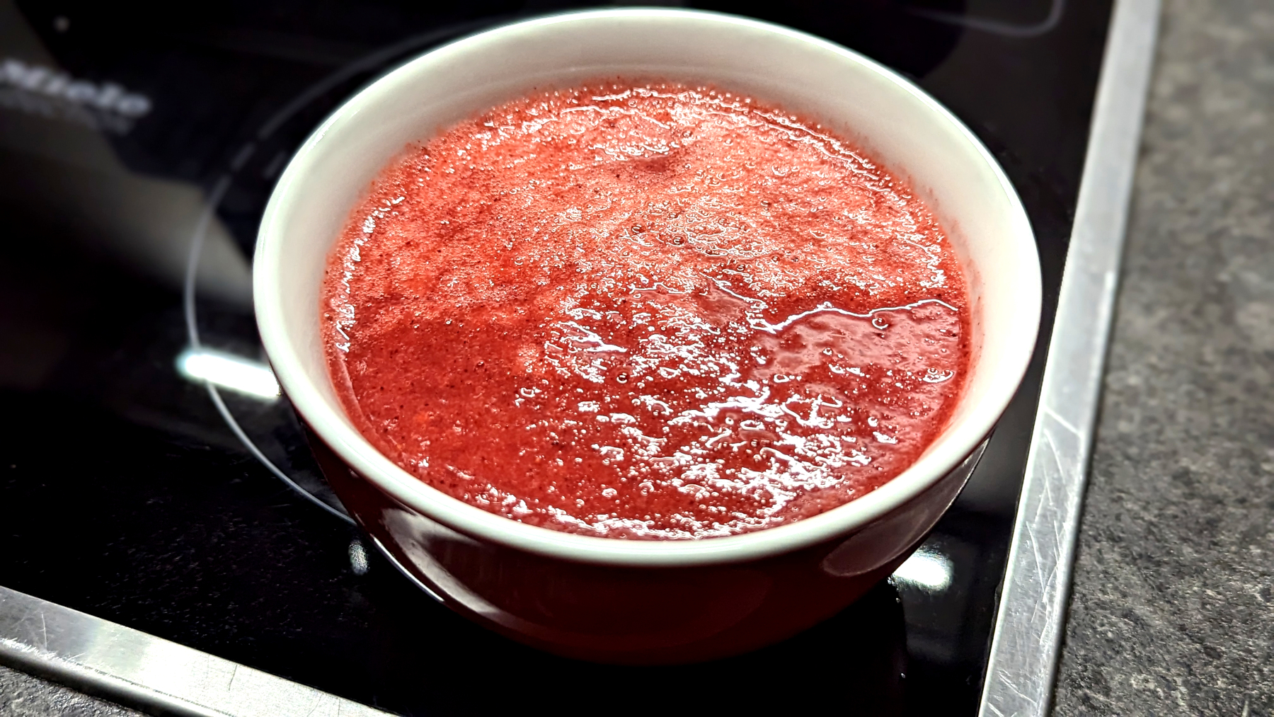 Nahaufnahme eines zubereiteten Erdbeer-Smoothies (Foto: Testsieger.de)