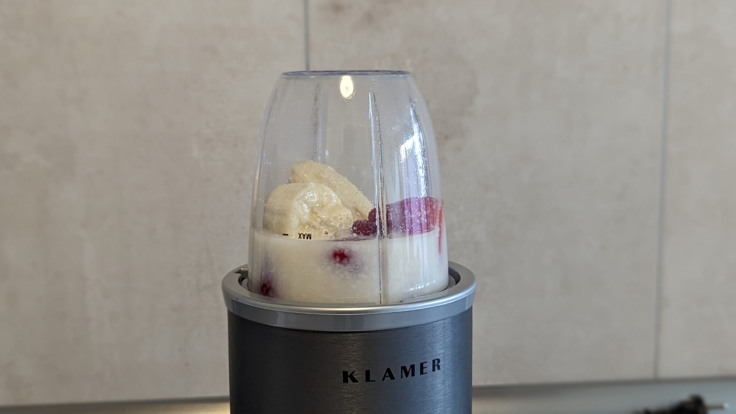 Nahaufnahme eines befüllten Smoothie-Aufsatzes des KLAMER Bullet Mixer 1000 Watt