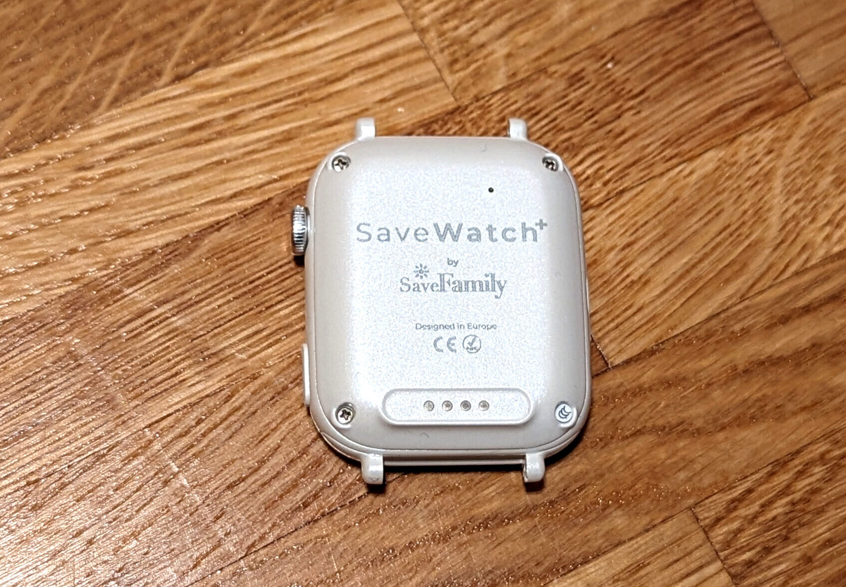 Nahaufnahme des Ladeports der SaveFamily SaveWatch+