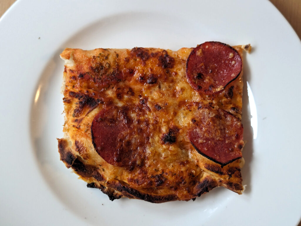 Blick von Oben auf ein im Ofen gegartes Pizzastück (Foto: Testsieger.de)