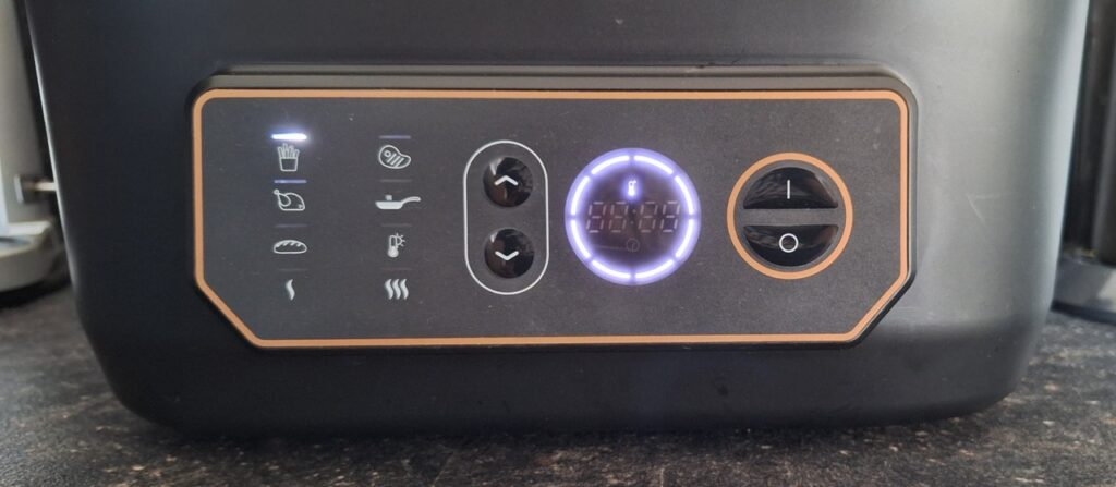 „Russell Hobbs SatisFry Air & Grill Multikocher“: „Übersichtliches Bedienfeld mit Programmauswahl“