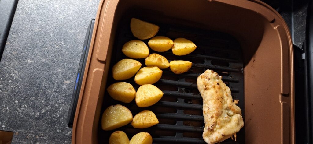 „Russell Hobbs SatisFry Air & Grill Multikocher“: „Gegartes Grillgut und Kartoffeln im Einsatz“