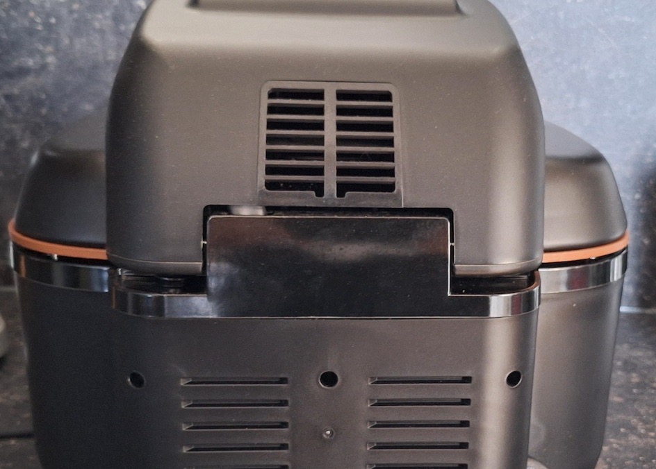 „Russell Hobbs SatisFry Air & Grill Multikocher“: „Rückseite mit Luftauslass“