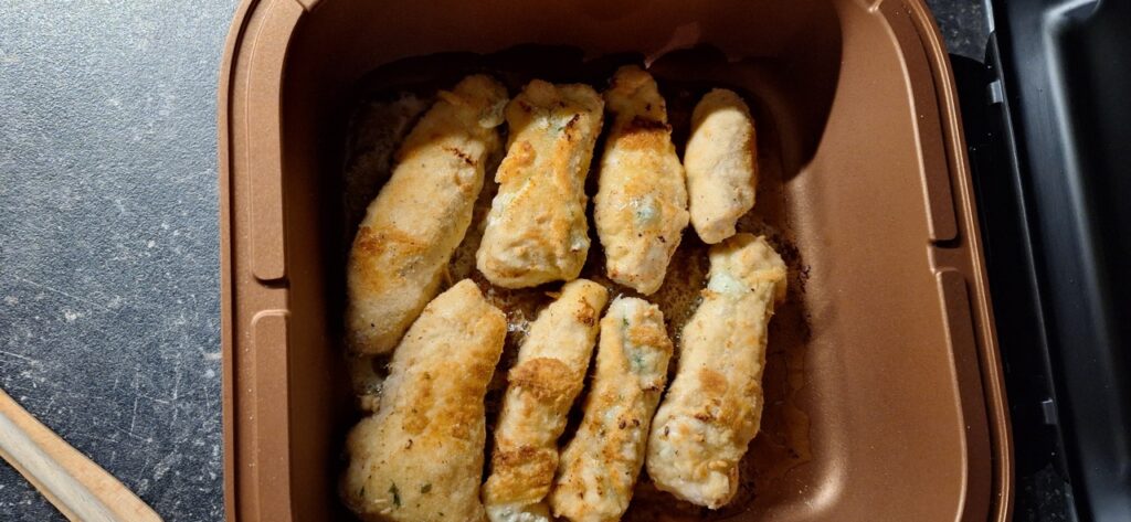 „Russell Hobbs SatisFry Air & Grill Multikocher“: „Zubereitetes Hähnchen im Kochtopf“