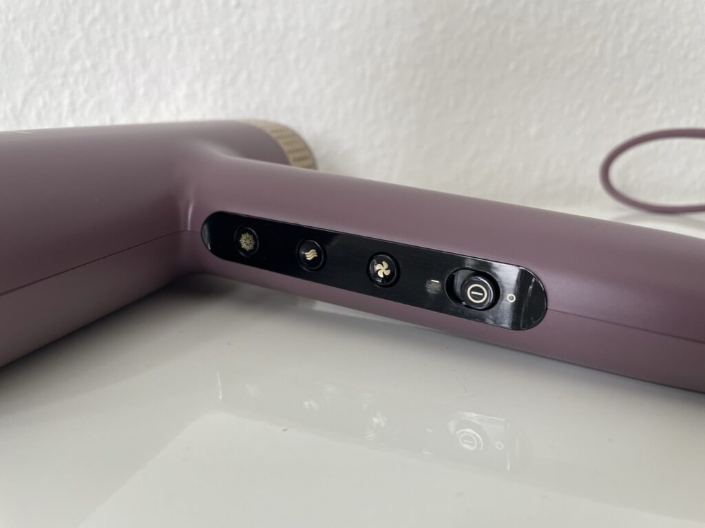 Remington AIRvive EC8930: Bedienpanel mit 4 Schaltern in der Seitenansicht