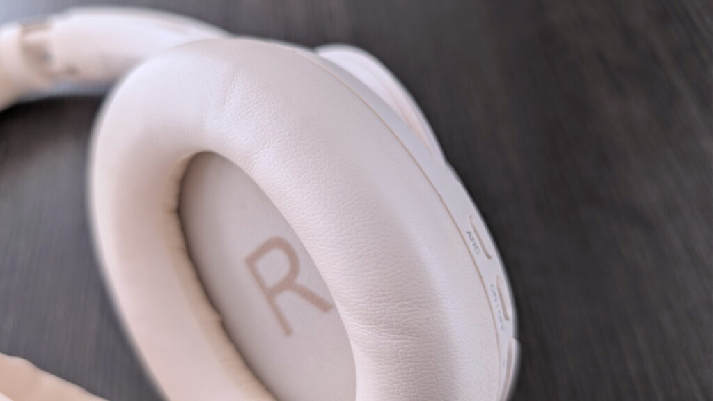 OneOdio Focus A6: Ohrpolster mit R-Markierung im Detail