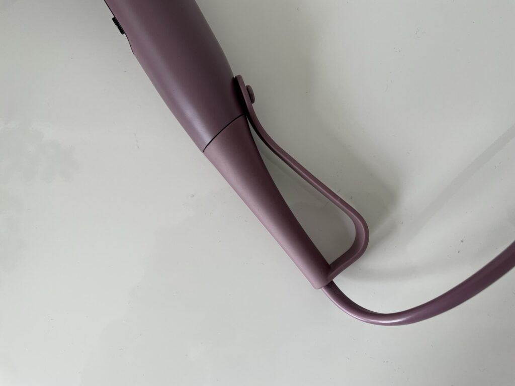 Remington AIRvive EC8930: Kabelschlaufe am unteren Gehäuse