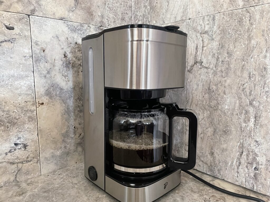 „Tchibo Let’s Brew Elegant“:„Filterkaffeemaschine mit eingesetzter Glaskanne“