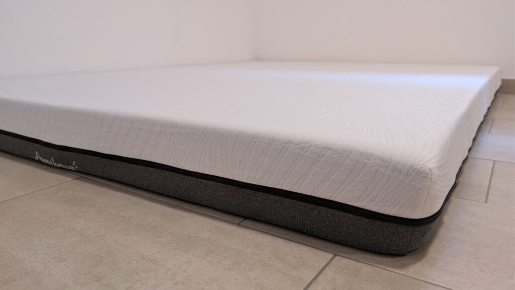 „Arensberger SARA Gelschaum-Matratze“:„Seitliche Gesamtansicht der Matratze auf dem Boden“