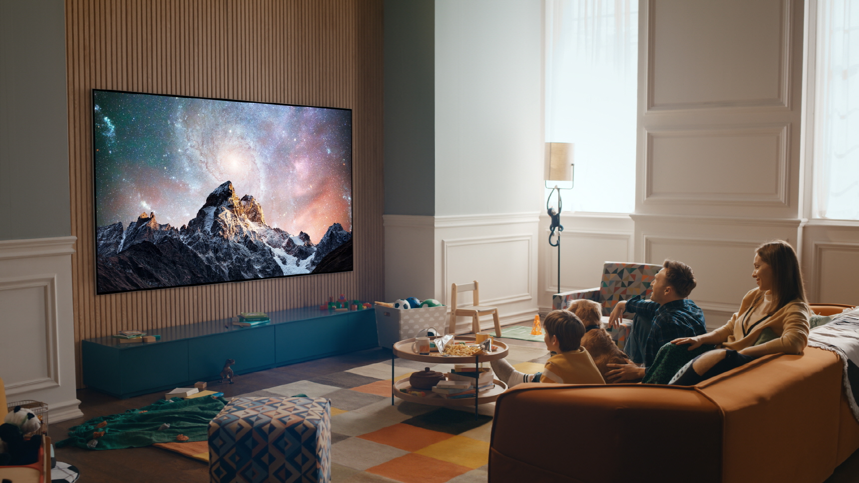 LG OLED evo Fernseher: Fernseher in schöner Wohnung mit Familie